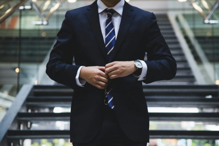 Can you wear loafers with a business suit?